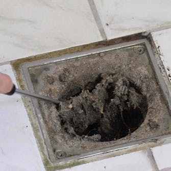 Haiseva lattiakaivo: Puhdista kaivo Haiseva lattiakaivo: Puhdista kaivo